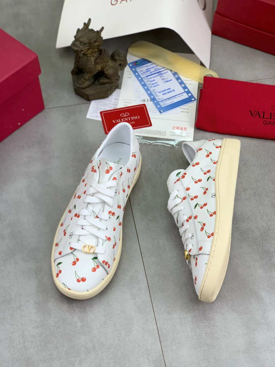 Men's men's shoes 💰P520 New style 💰 Top version Valentino Valentino 25/ Royco series Cherry 🍒Couple style Casual sneakers White shoes Original purchase and development Production Classic and timeless low-top sneakers outline a lazy silhouette, supplemented by low-key and restrained brand details, evolved into a must-have item in the wardrobe, comfortable and versatile!  ✔️Fabric: Original customized first-layer cowhide ✔️Inner lining: Imported breathable sheep lining ✔️Sole: Original molded anti-slip rubber material ✔️Size: 38-45